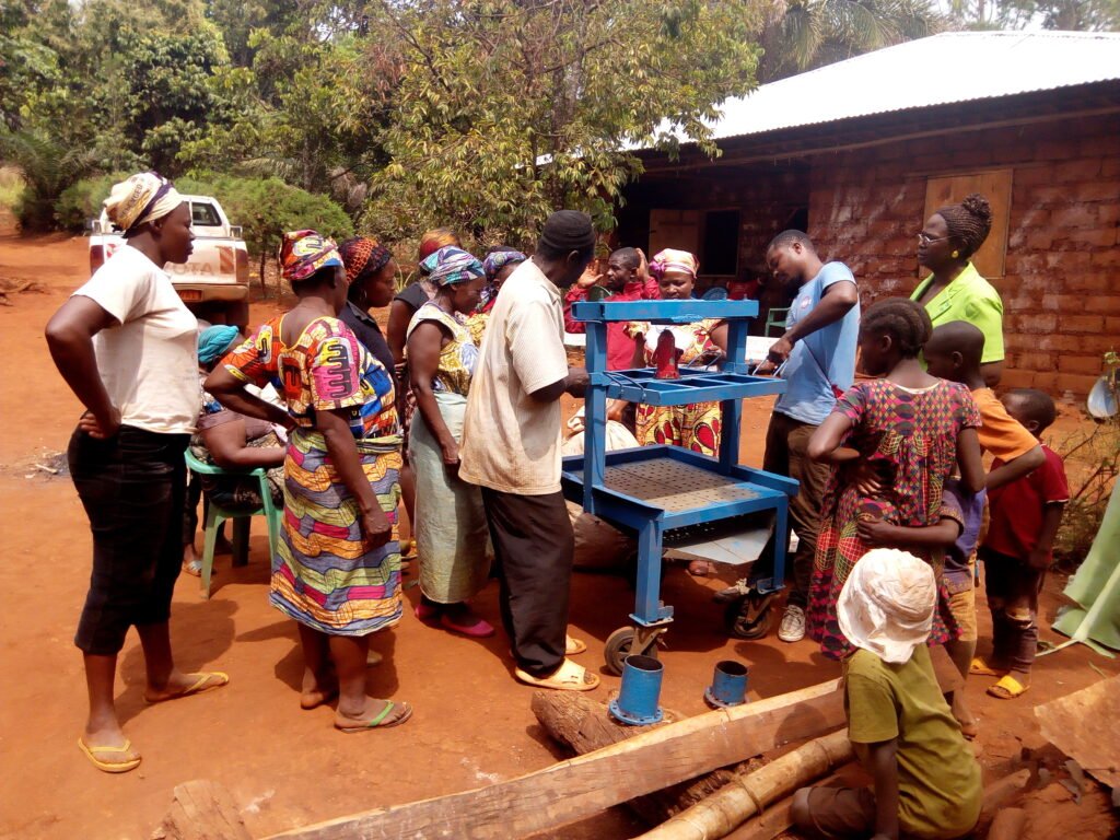 Remise d’une machine presse aux producteurs de Bamenyam spécialisés dans la production du manioc